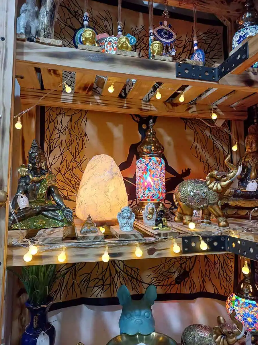 imagen de una tira de luces decorativa larga de bolas lisas calidas con enchufe