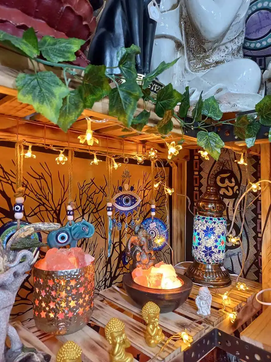 imagen de una tira de luces decorativa larga de flores calidas con enchufe