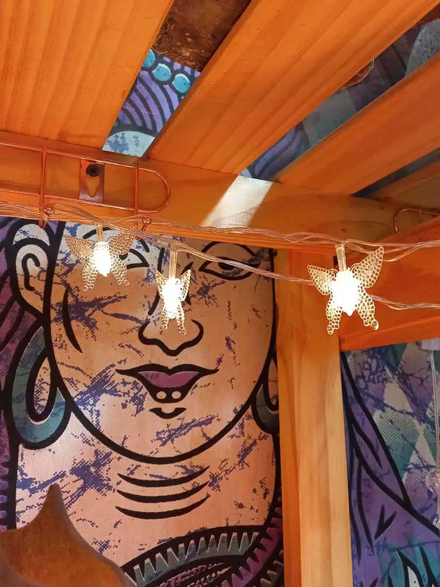 imagen de una tira de luces decorativa larga de mariposas calidas con enchufe