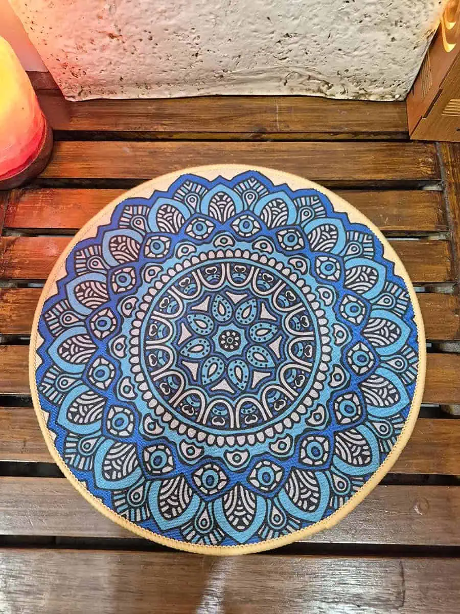 Individual redondo con mandala en tonos celestes, azules, grises y blancos