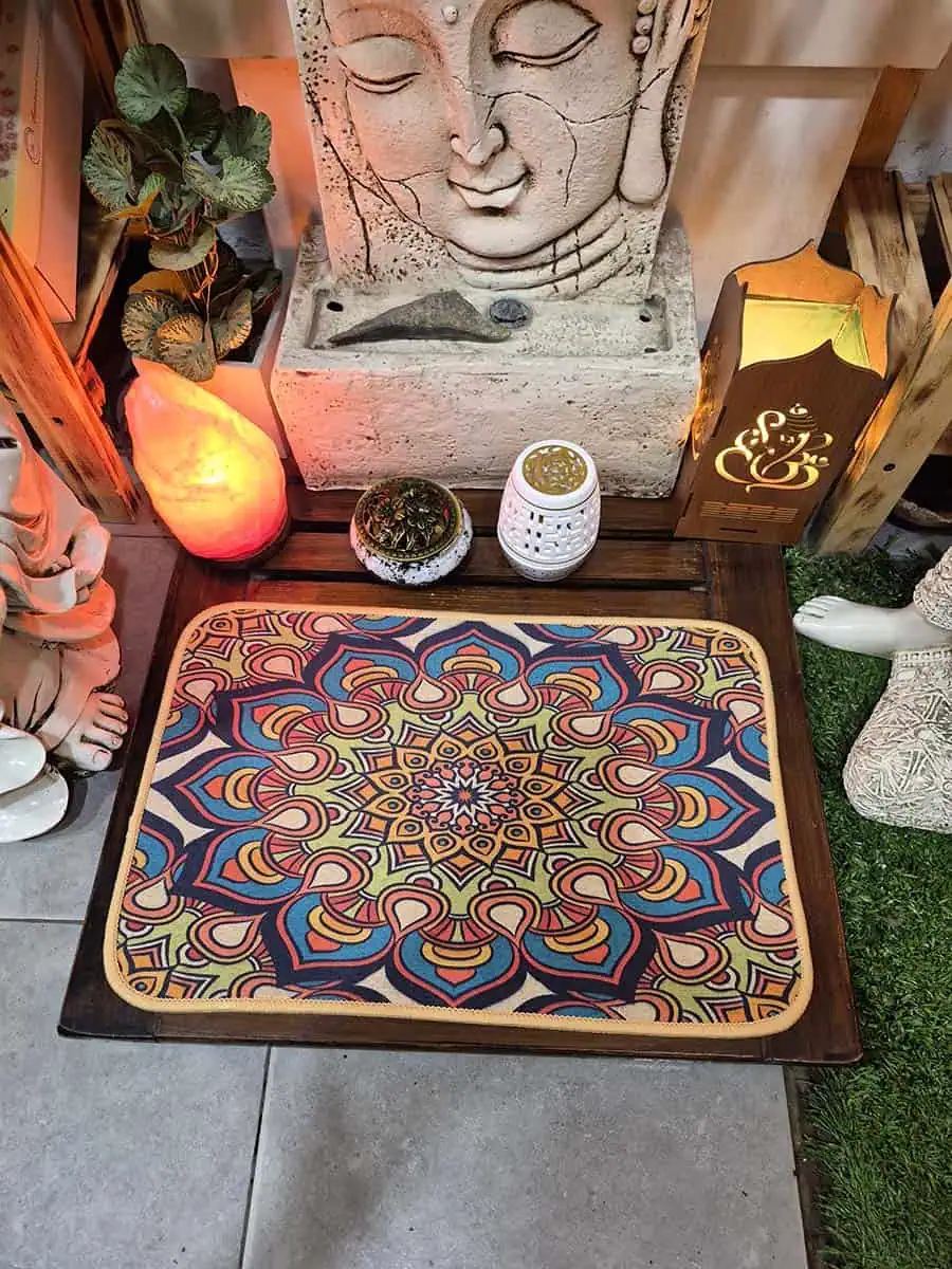 Individual rectangular con mandala azul, violeta, coral y beige para decorar la mesa