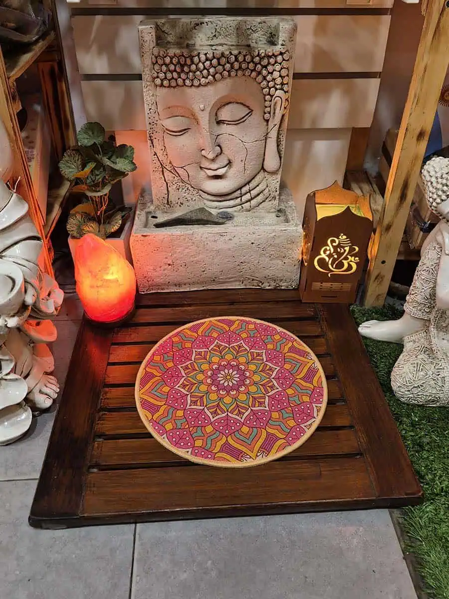Individual redondo con mandala rosa, naranja, amarillo y turquesa