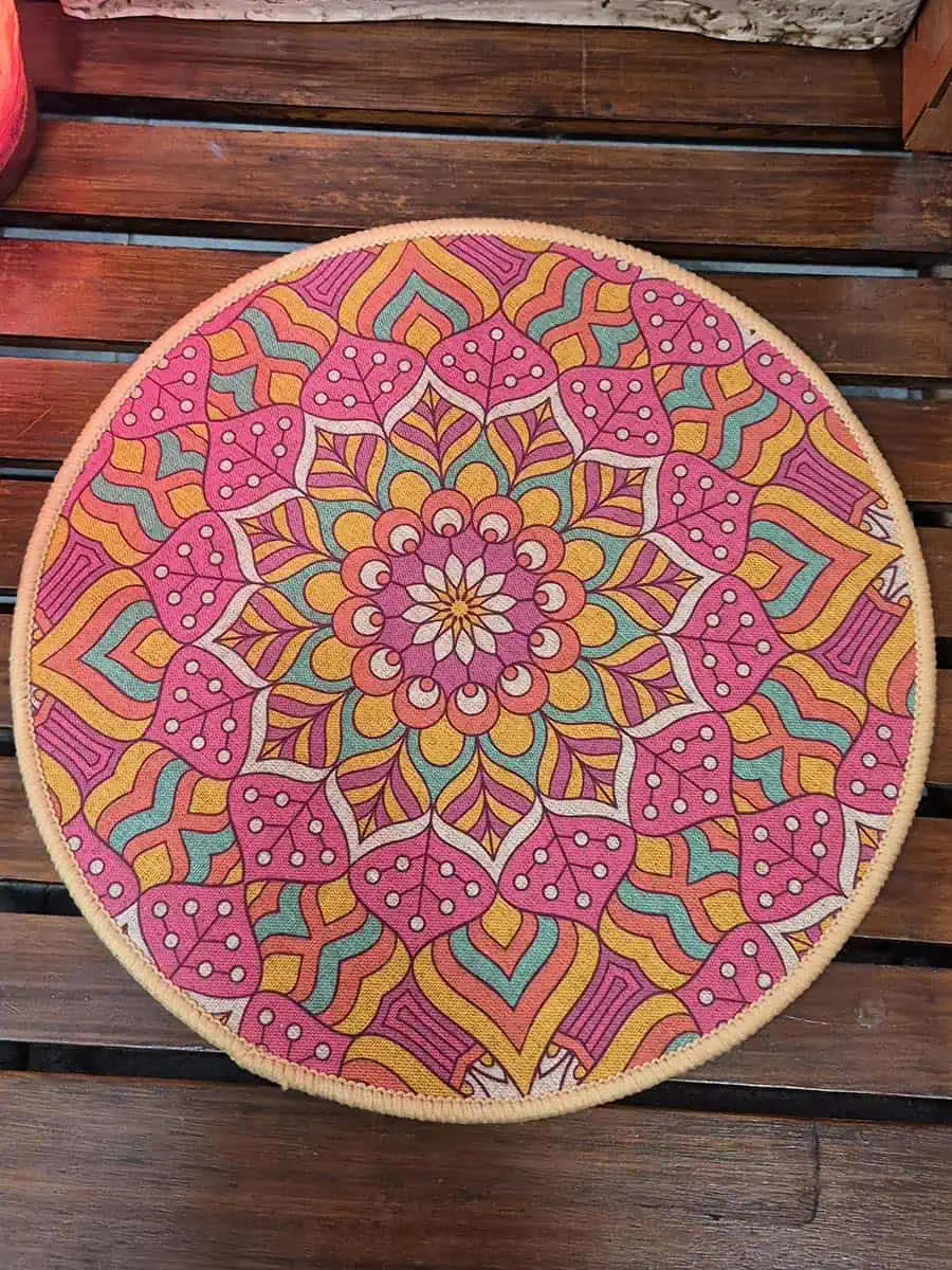 Individual redondo con mandala rosa, naranja, amarillo y turquesa