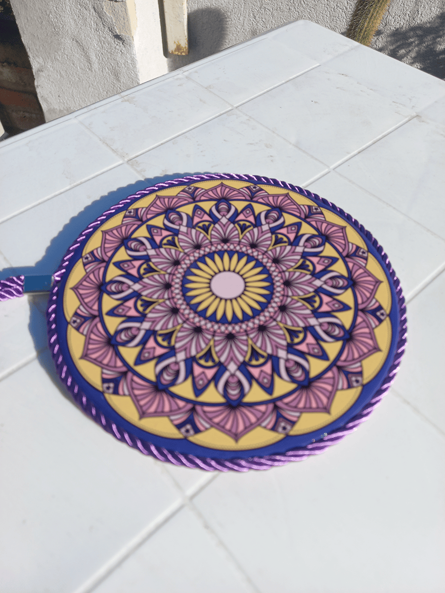 Posa pava redondo con mandala violeta, lila y amarillo con tira para colgar