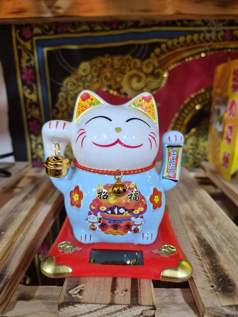 Gato de la suerte Maneki Neko mediano color celeste para atraer buena suerte y prosperidad en locales y hogares