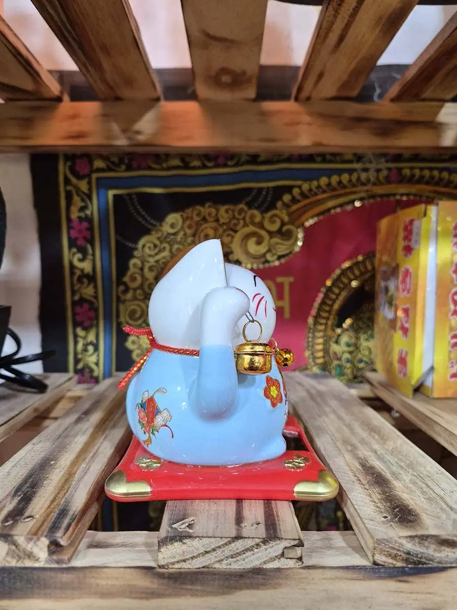 Gato de la suerte Maneki Neko mediano color celeste para atraer buena suerte y prosperidad en locales y hogares