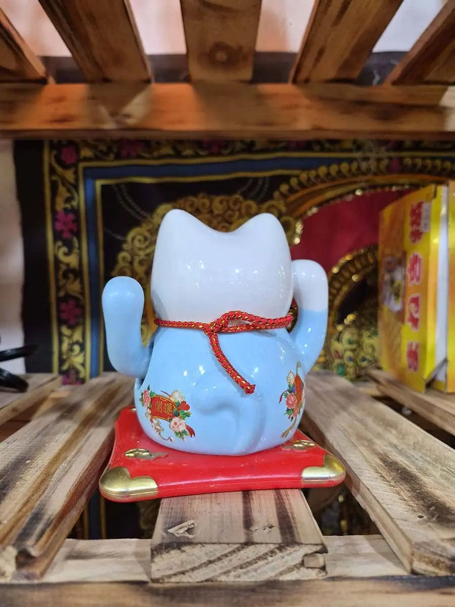 Gato de la suerte Maneki Neko mediano color celeste para atraer buena suerte y prosperidad en locales y hogares