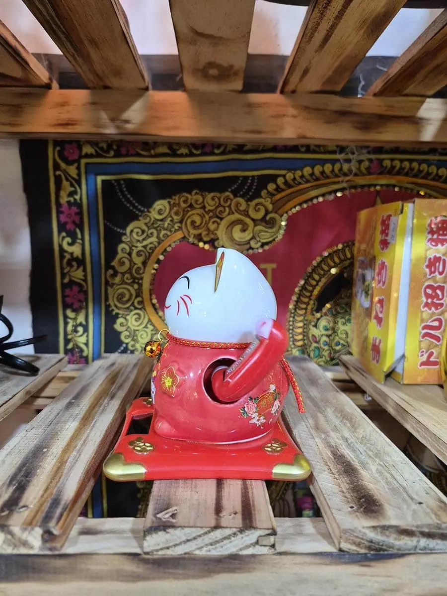 Gato de la suerte Maneki Neko mediano color rojo para atraer buena suerte y prosperidad en locales y hogares