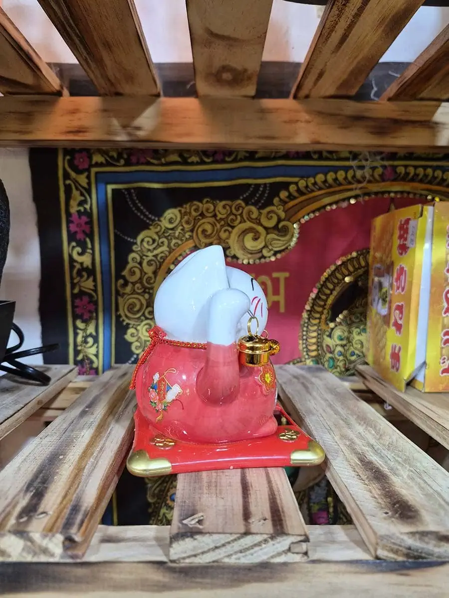 Gato de la suerte Maneki Neko mediano color rojo para atraer buena suerte y prosperidad en locales y hogares