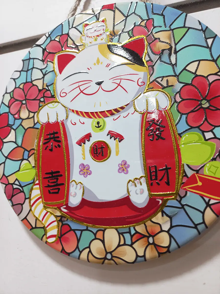 Gato chino de la suerte redondo para colgar en pared con peces Koi y Daruma