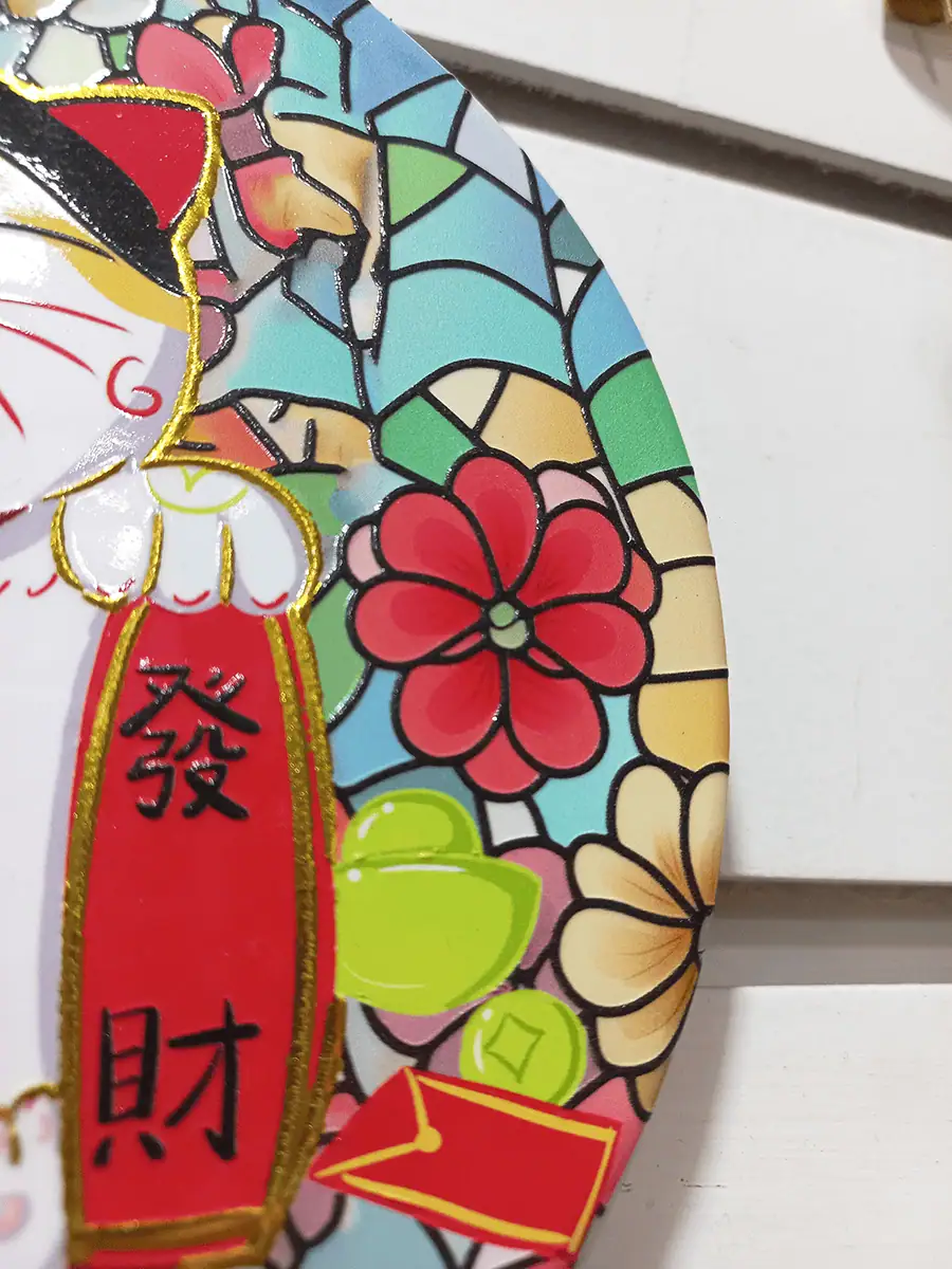 Gato chino de la suerte redondo para colgar en pared con peces Koi y Daruma