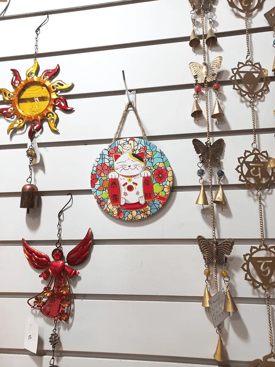 Gato chino de la suerte redondo para colgar en pared con peces Koi y Daruma