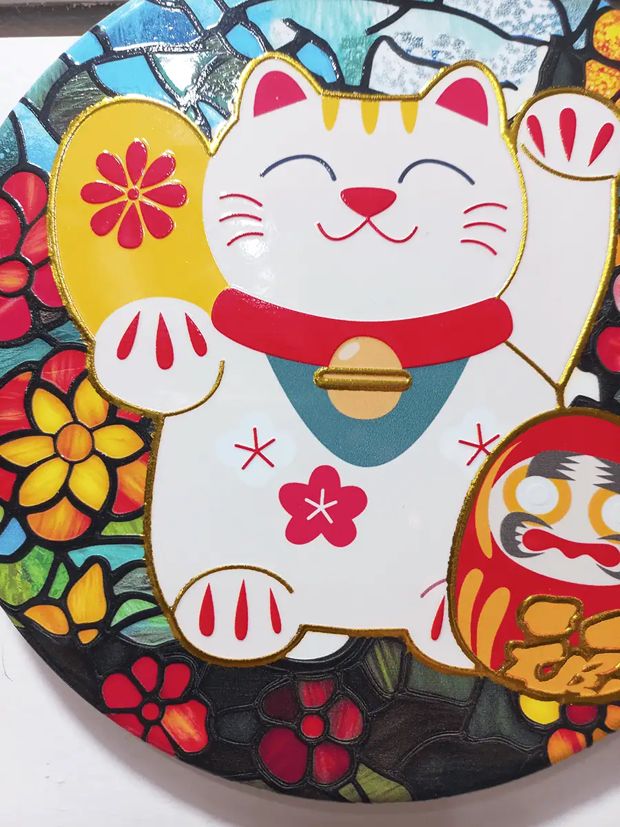 Gato chino de la suerte redondo para colgar en pared con peces Koi y Daruma
