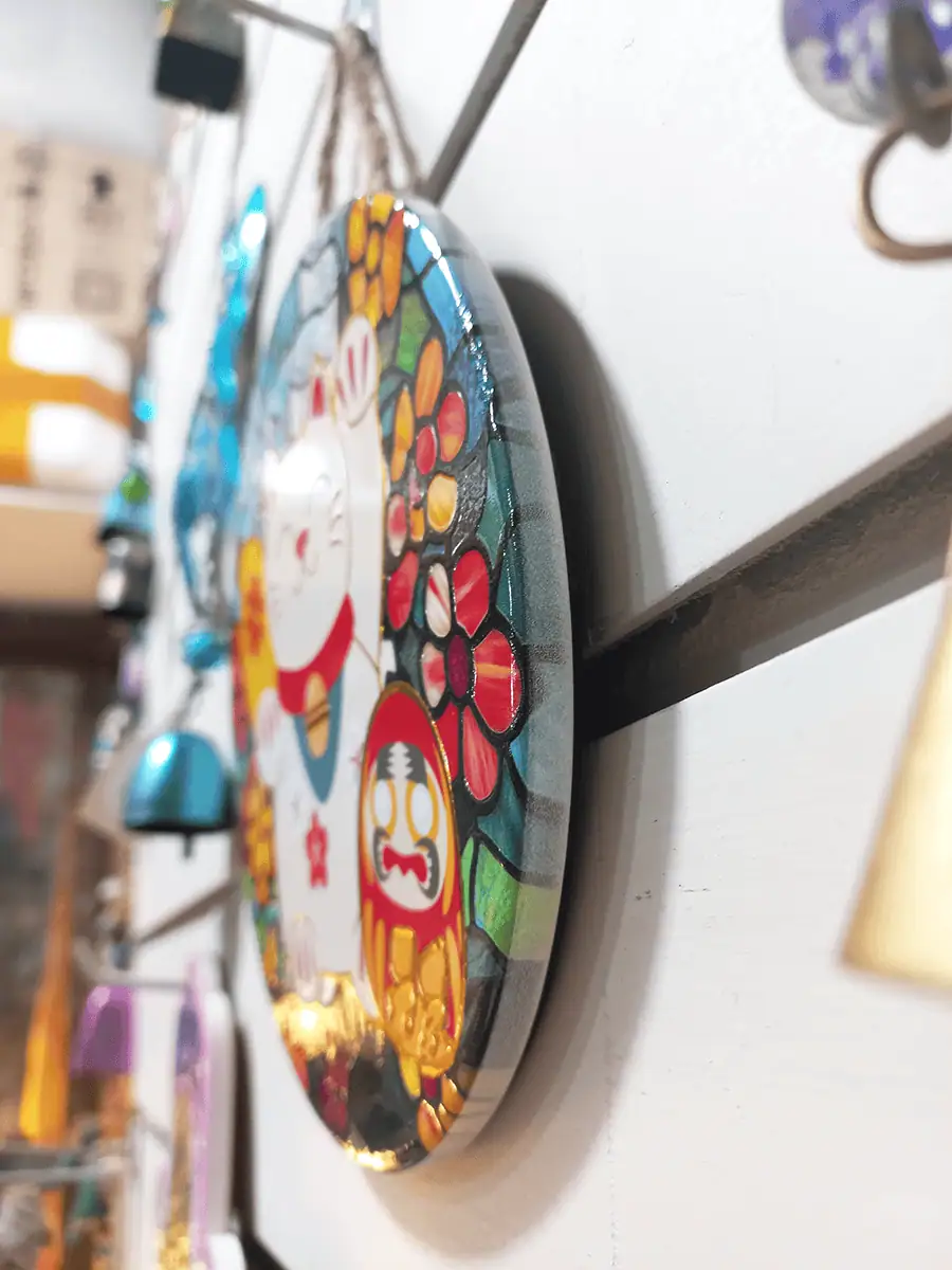 Gato chino de la suerte redondo para colgar en pared con peces Koi y Daruma