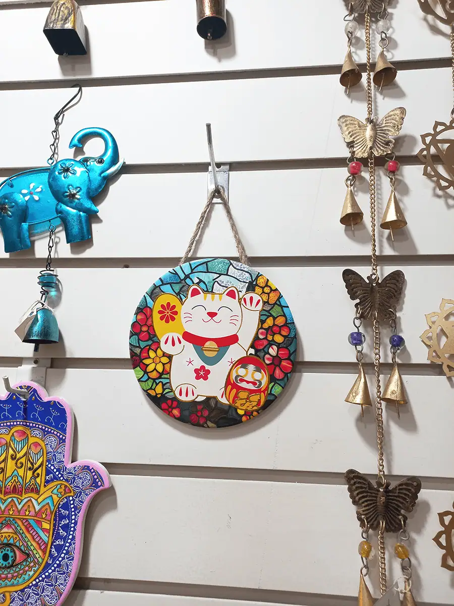 Gato chino de la suerte redondo para colgar en pared con peces Koi y Daruma