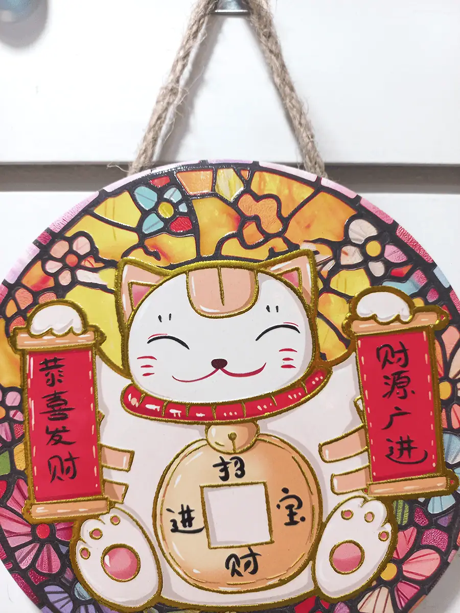 Gato chino de la suerte redondo para colgar en pared con peces Koi y Daruma