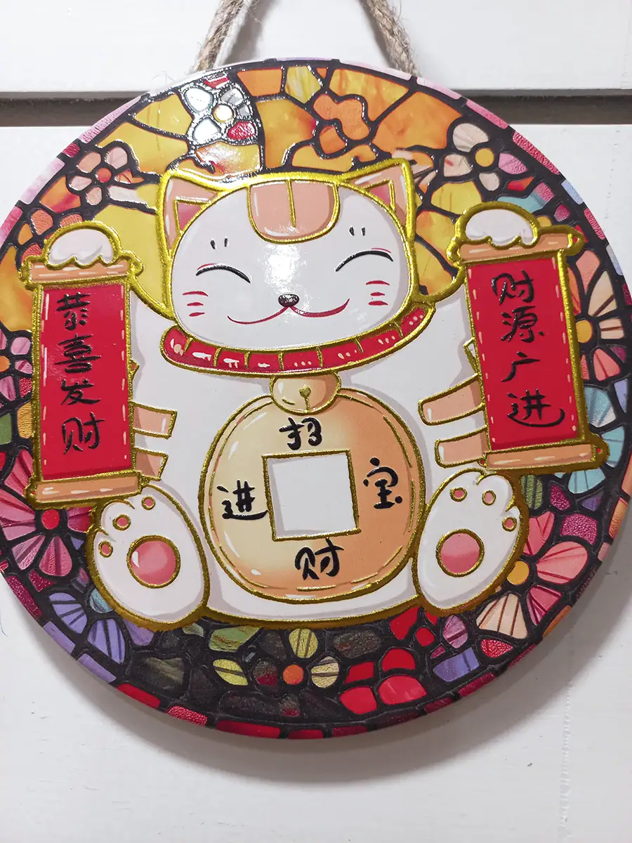 Gato chino de la suerte redondo para colgar en pared con peces Koi y Daruma