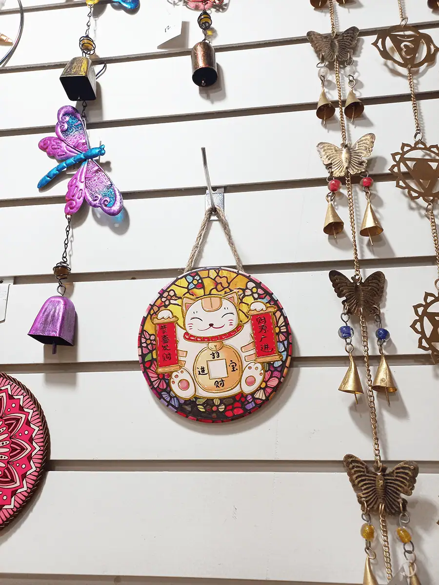 Gato chino de la suerte redondo para colgar en pared con peces Koi y Daruma