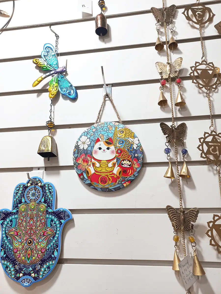 Gato maneki neko para perseverancia y exito redondo para colgar en pared con peces Koi y Daruma