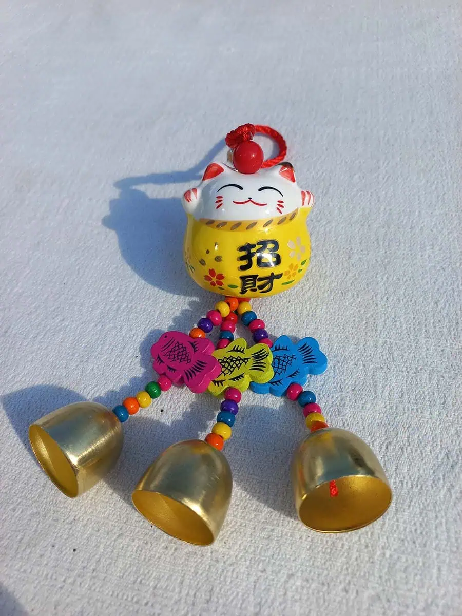 Gato Maneki Neko colgante color amarillo