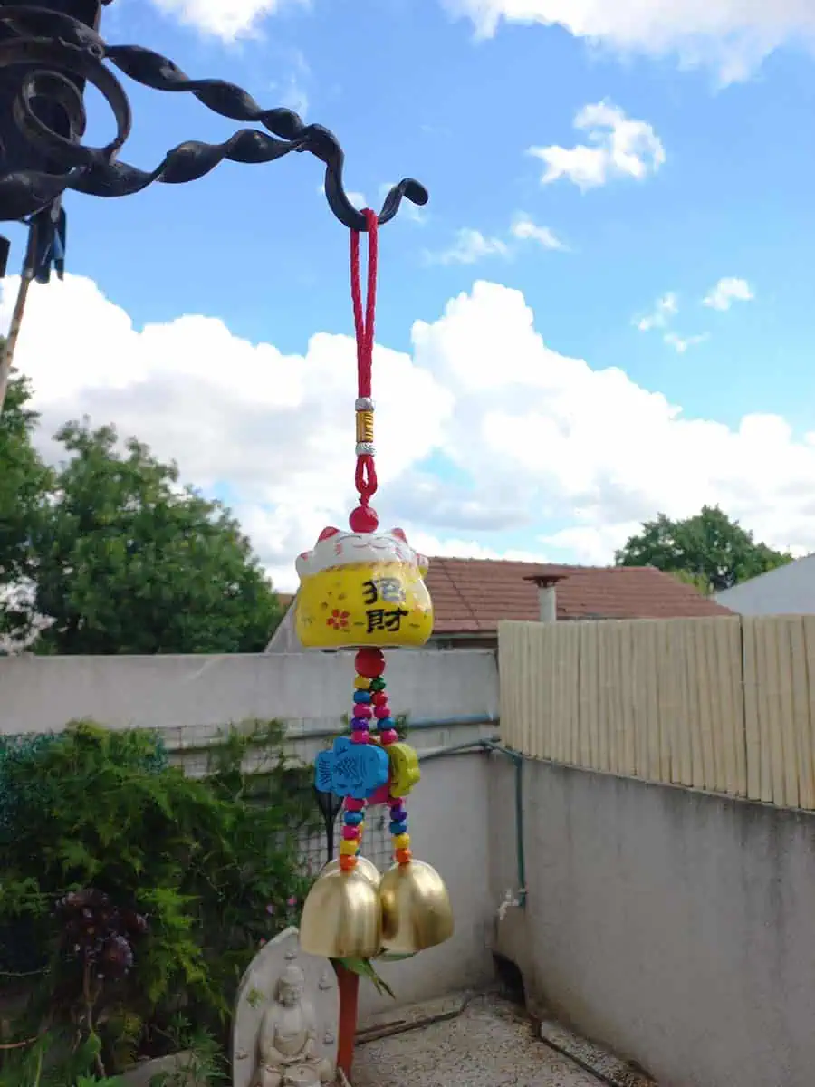 imagen de un gato neko de la suerte colgante decorativo para el dinero color amarillo