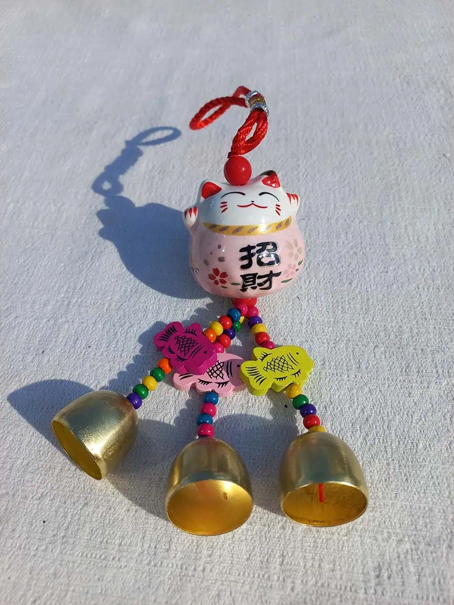 Gato Maneki Neko colgante color rosa