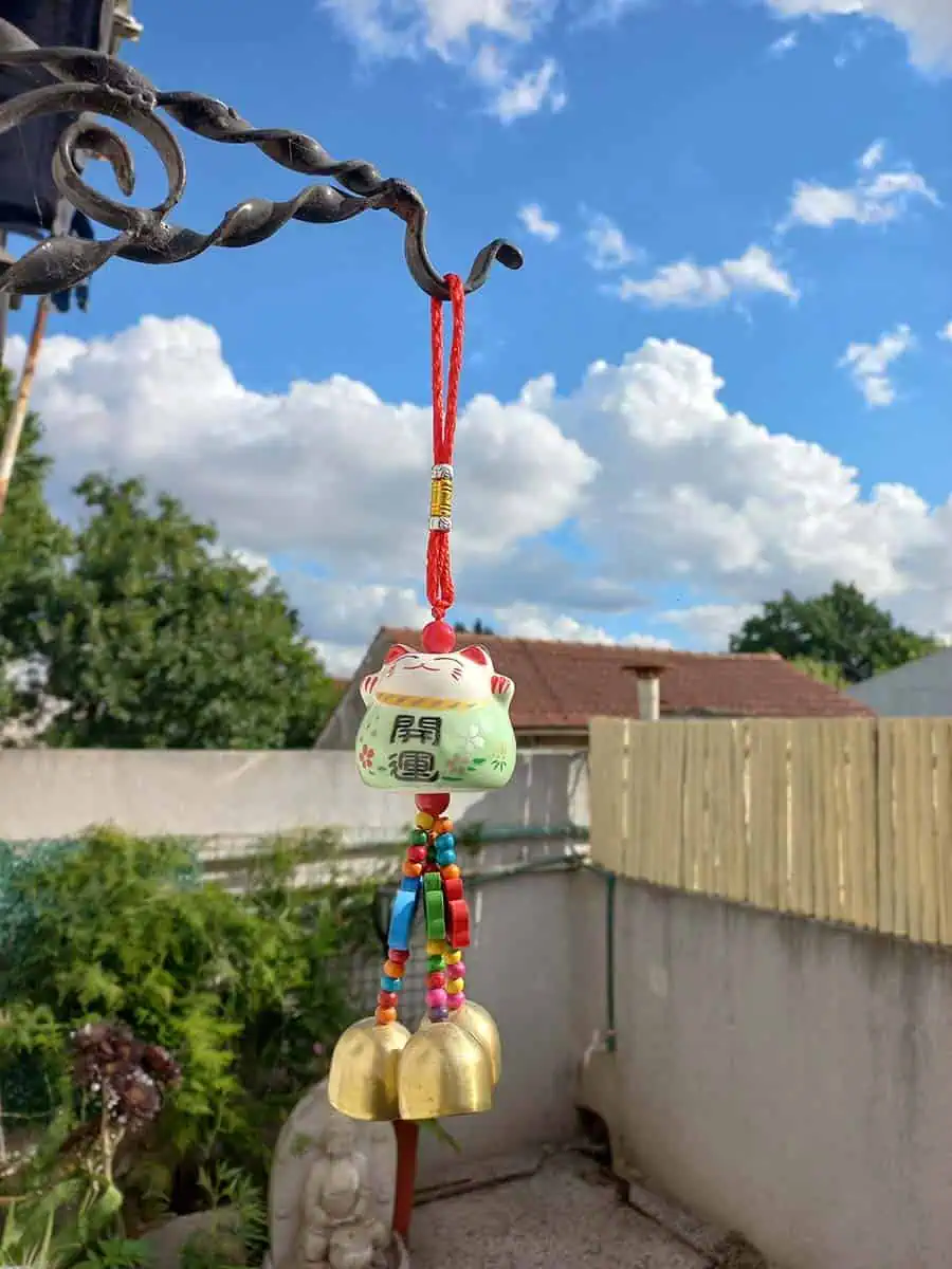 imagen de un gato neko de la suerte colgante decorativo para el dinero color verde