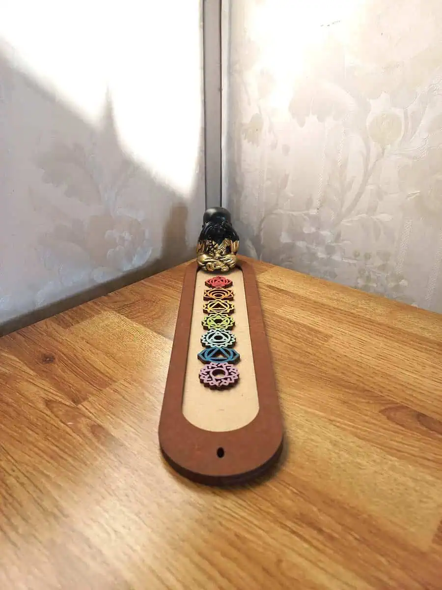 imagen de un portasahumerio de madera lindo con los 7 chakras y un buidta o ganesha