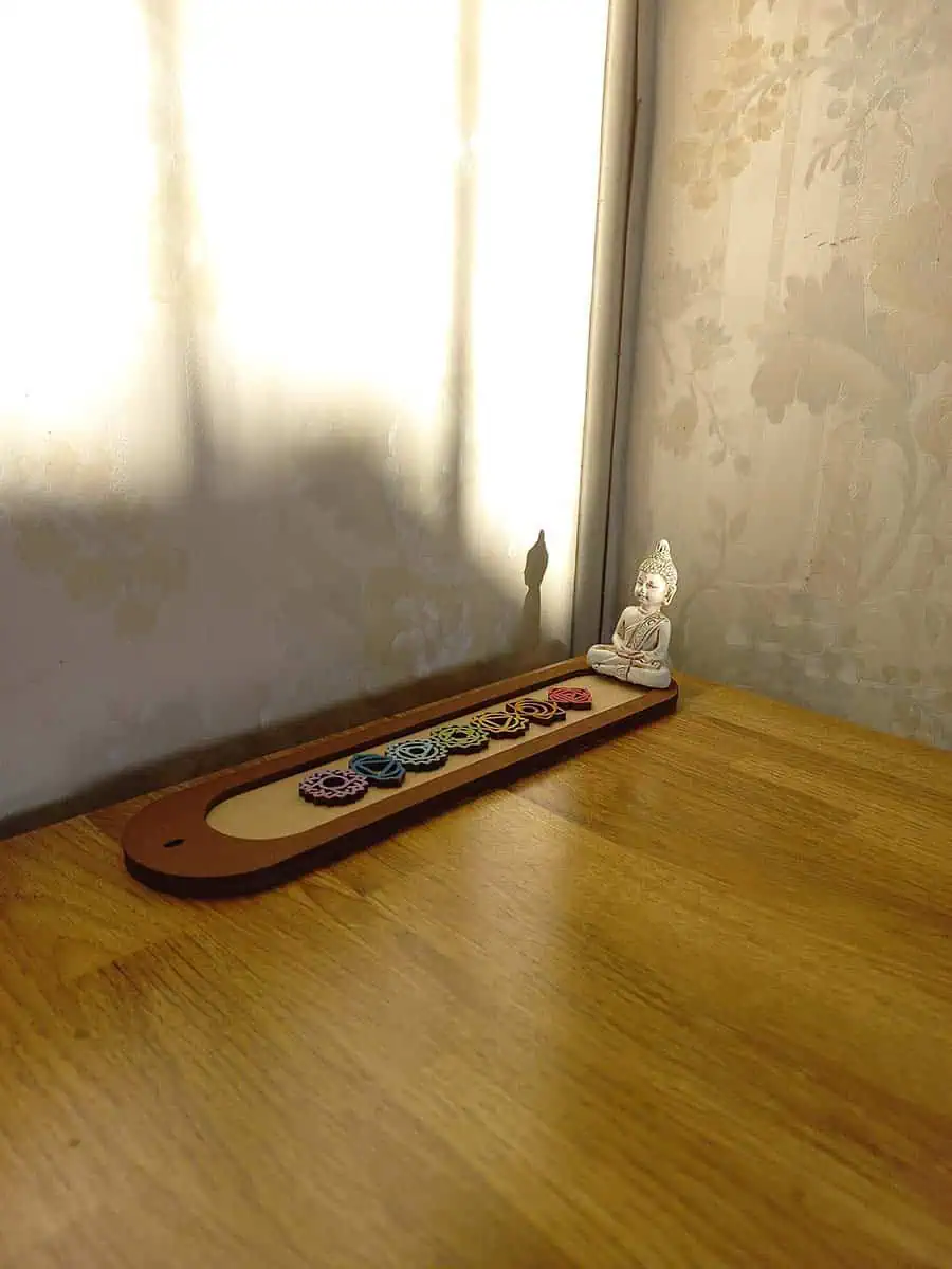 Portasahumerio de madera con Buda Blanco y los 7 chakras