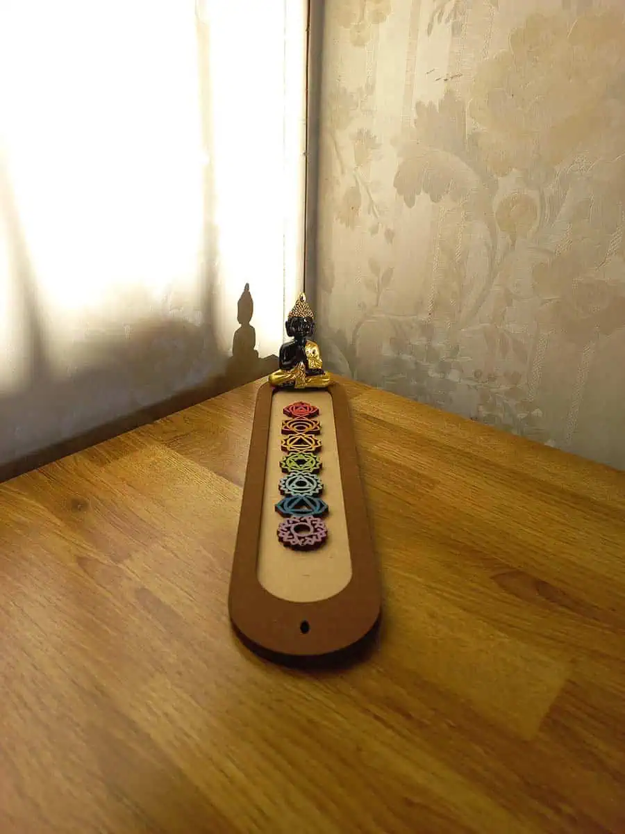 imagen de un portasahumerio de madera lindo con los 7 chakras y un buidta o ganesha