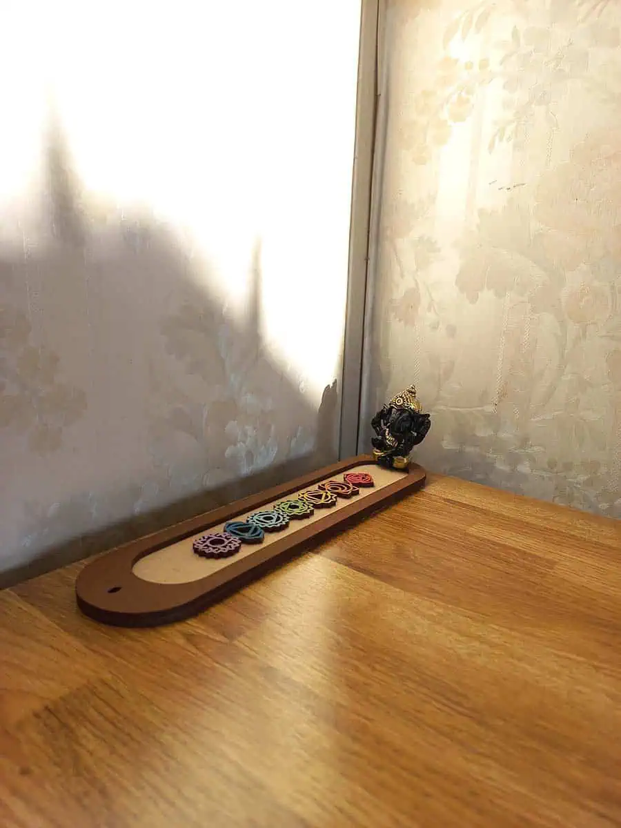 Portasahumerio de madera con Ganesha dorada y los 7 chakras