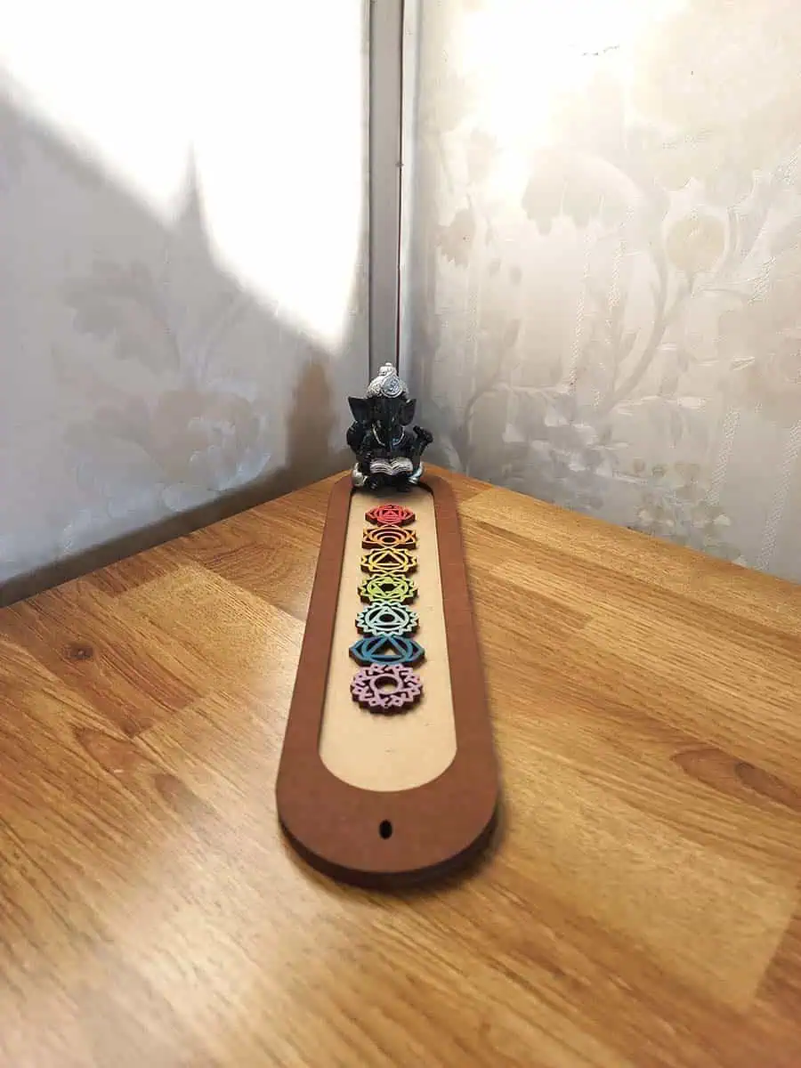 imagen de un portasahumerio de madera lindo con los 7 chakras y un buidta o ganesha