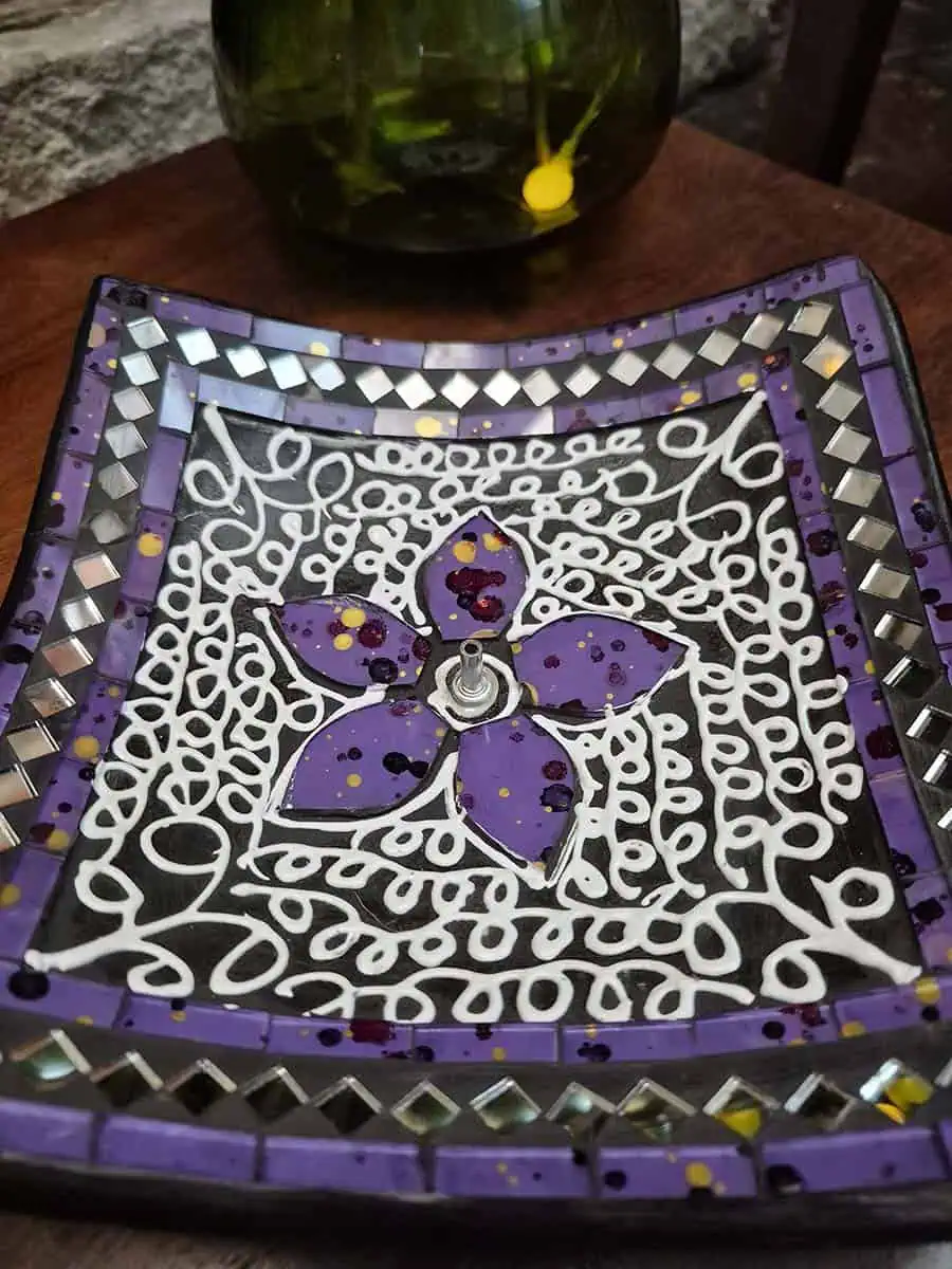 imagen de un portasahumerio grande venecita color violeta