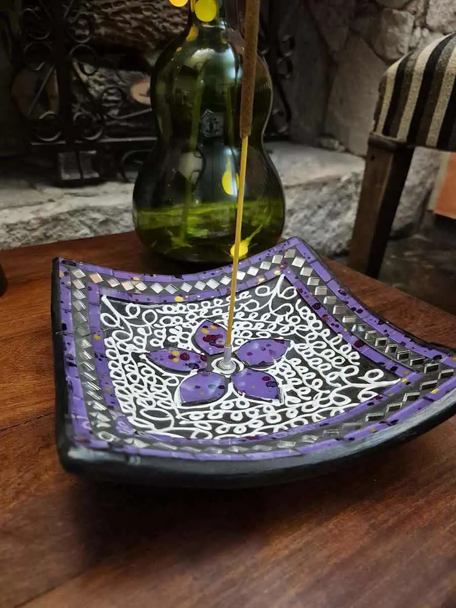 imagen de un portasahumerio grande venecita color violeta