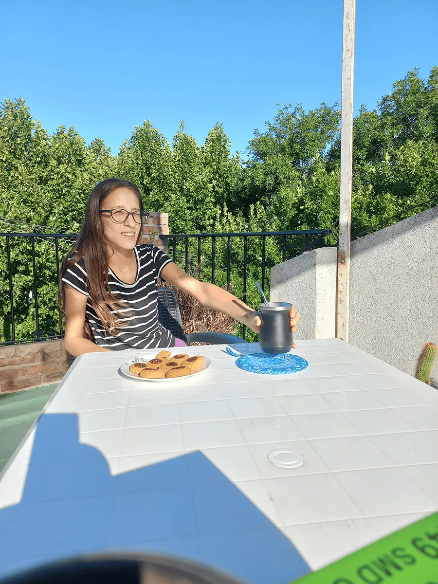 posa pava con mandala para decorar