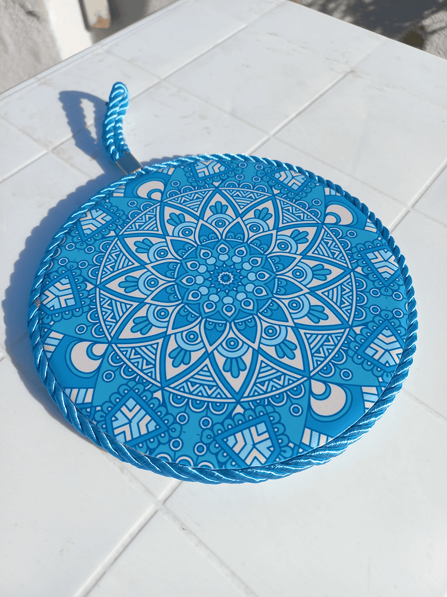 posa pava con mandala para decorar