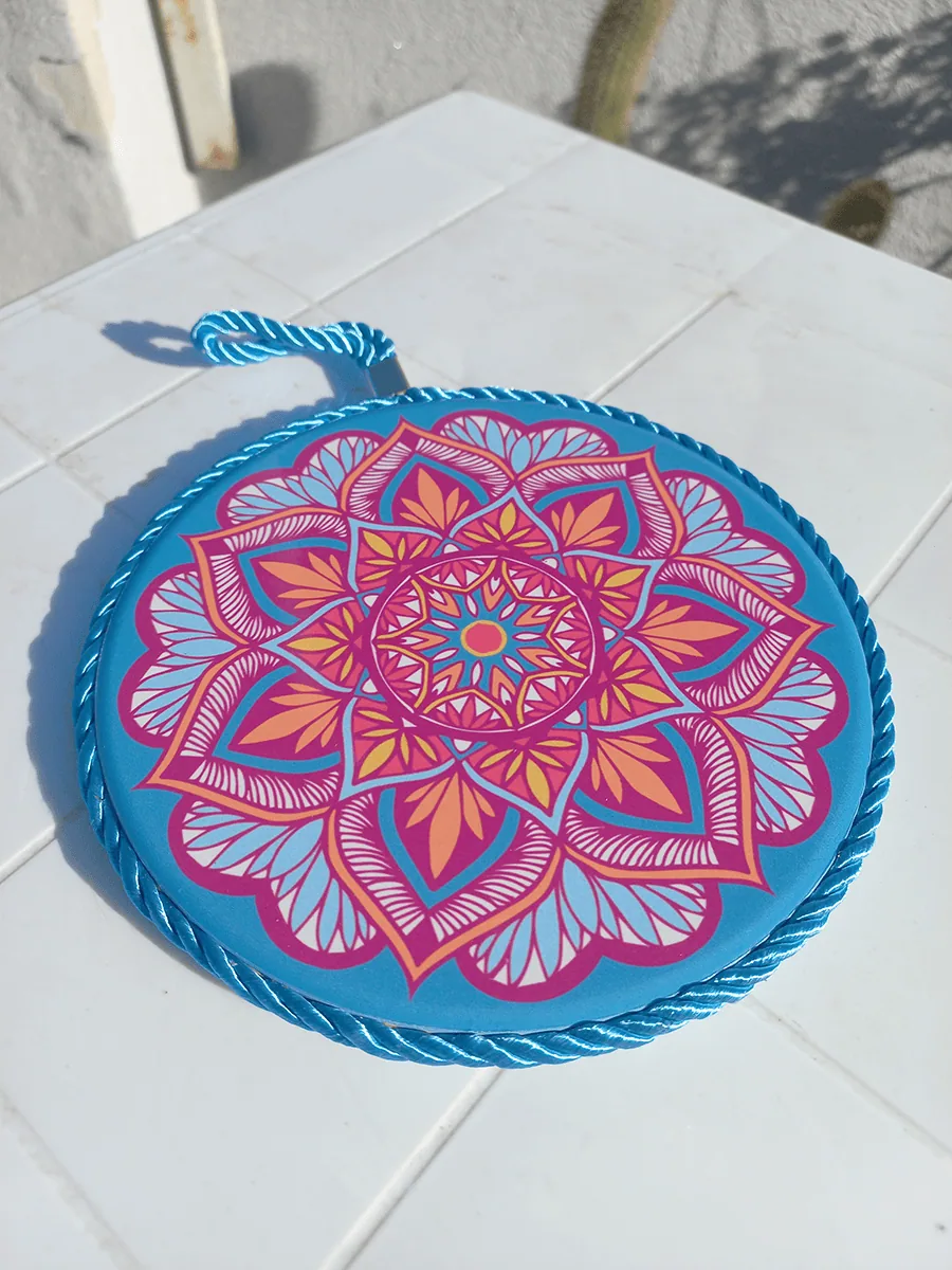 posa pava con mandala para decorar