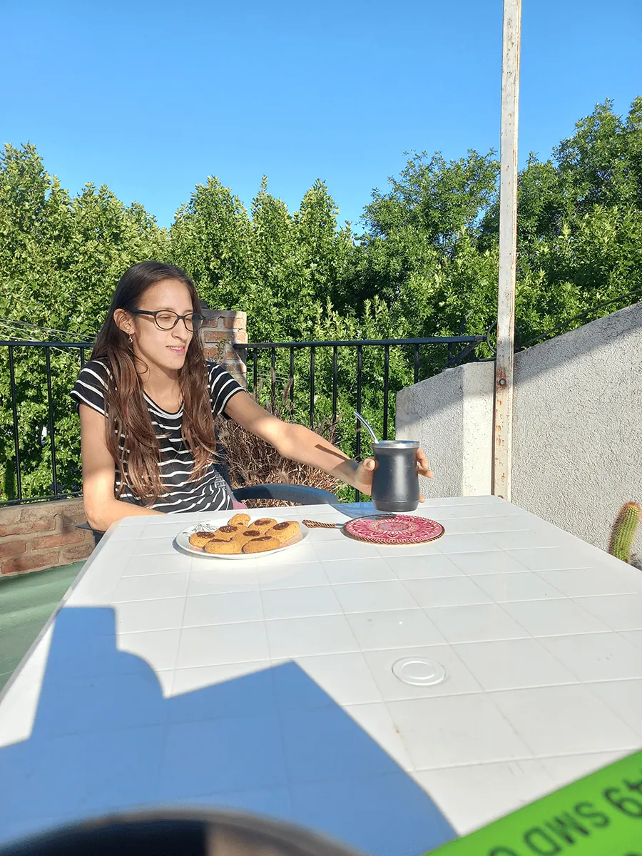 posa pava con mandala para decorar