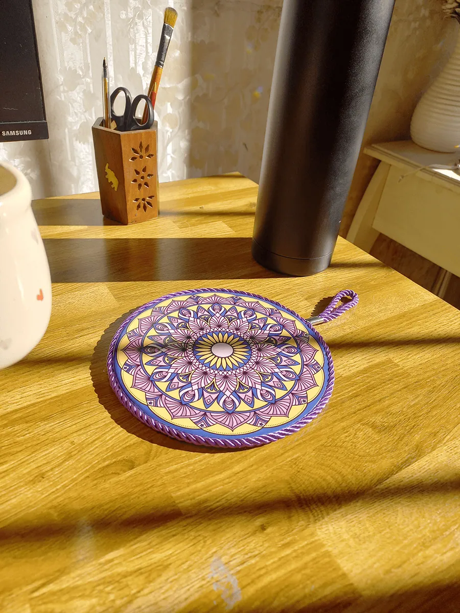 posa pava con mandala para decorar