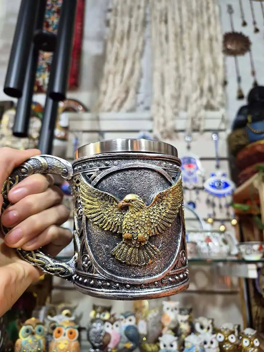 taza estilo medieval o vikinga de acero inoxcidable de aguila dorada