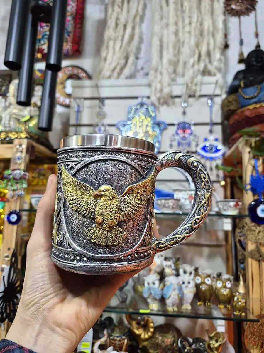taza estilo medieval o vikinga de acero inoxcidable de aguila dorada